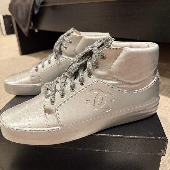 *SOLD* Chanel Men Silver Mid-Top Metallic Sneakers - Picture 4 of 17